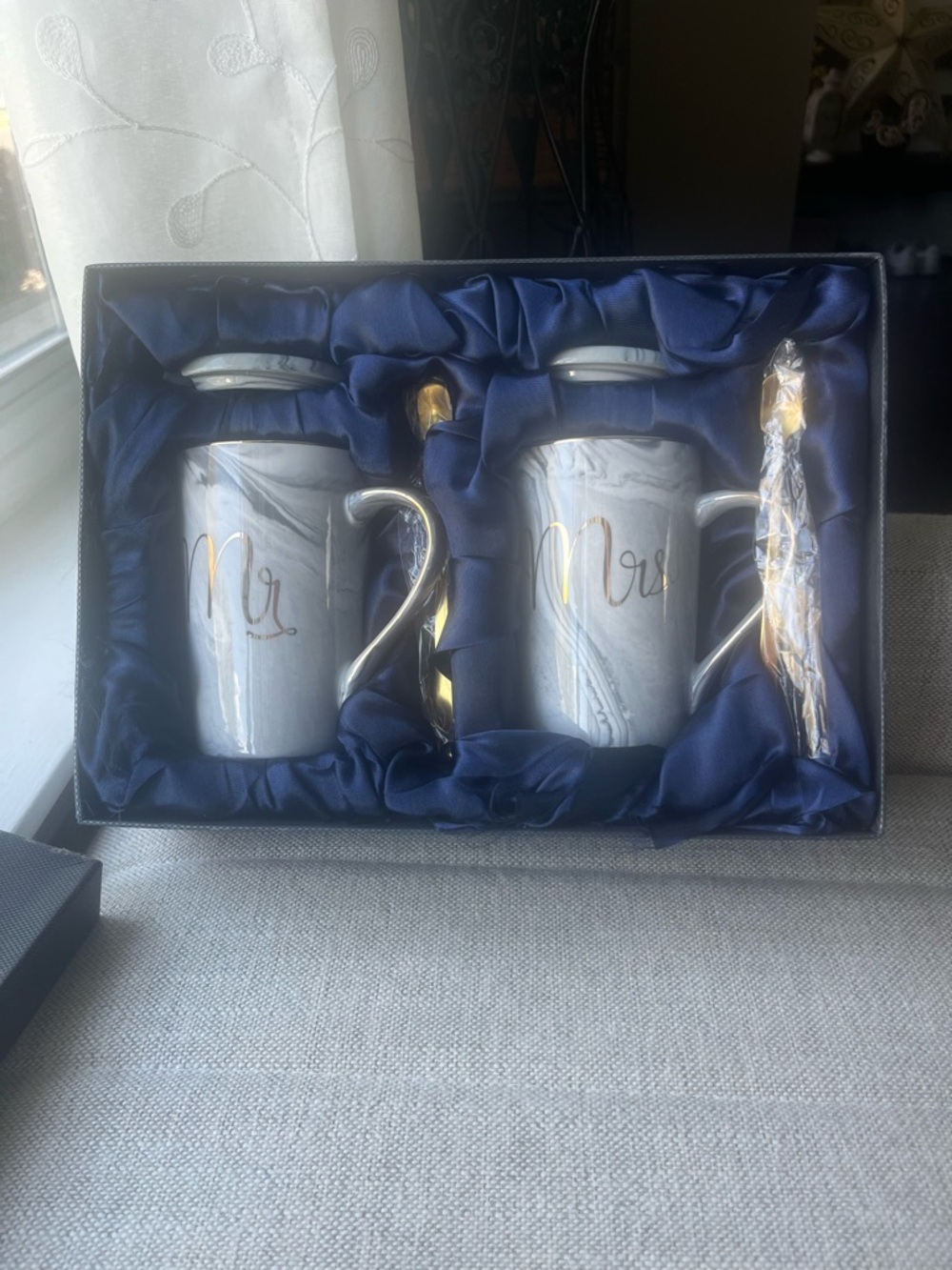 Mr. & Mrs. Marble-Effect Ceramic Mug Set with Gold Accents - White/Gray